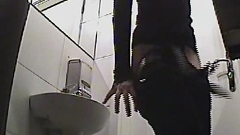 spying on girls in the toilet 99