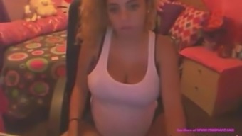 7 Months Pregnant Slut Put on a Great Webcam Show