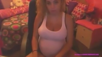 7 Months Pregnant Slut Put on a Great Webcam Show
