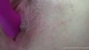 Teen records herself masturbating with a pink toy