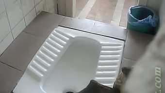 White chick got her booty filmed from behind in the toilet