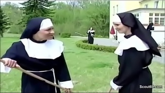 Handwerker fickt notgeile Nonne direkt im Kloster durch