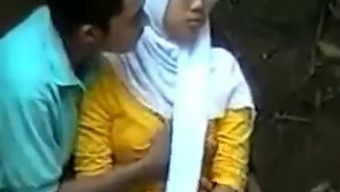 malay-skodeng awek tudung hijab putih romen