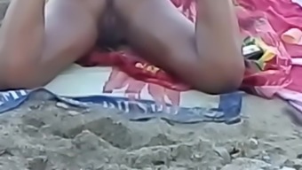 Hot girl chatte rasée à la plage de nudistes pour le black friday
