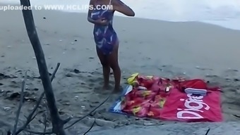 Hot girl chatte rasée à la plage de nudistes pour le black friday