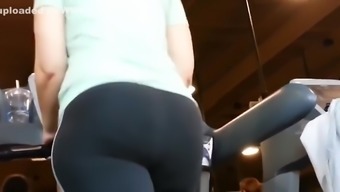 Big juicy ass girl in the gym