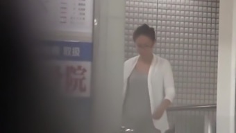 Urinating japanese babes