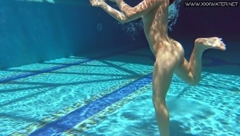 Svelte bikini hottie Nicole Pearl flashes her nice rounded bum underwater