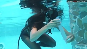Girl in scuba and pantyhose Diana Kalgotkina is toying pussy under the water