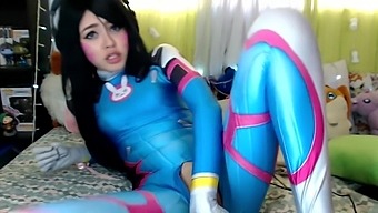 DVA COSPLAY PLAYING WITH HER PUSSY AND LICKING THE MEKA