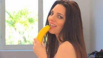 Mindi stuffs her mature MILF pussy and reaches orgasm with a banana