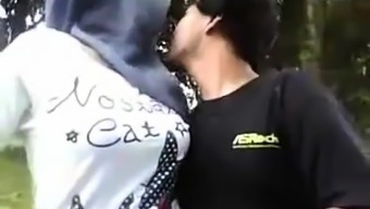 indonesia-cewek jilbab ciuman sama pacar