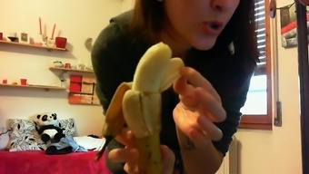 Schiavo umiliato costretto a masturbarsi con una banana e delle ciabatte
