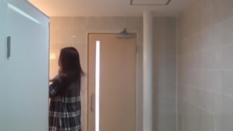 Japanese hottie peeing
