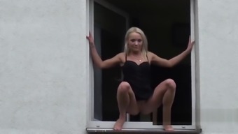Desperate girls are pissing in front of their neighbours