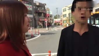 Yui Hatano Asks Strangers to Lick Her Nylon Feet and Bare Feet