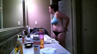 Bodacious amateur mom exposes her naked body on hidden cam