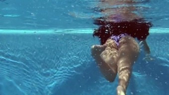 Swimming pool hottie Andreina in hot bikini