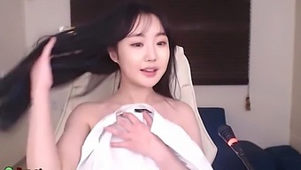 Korean sexy camgirl oils her big tits