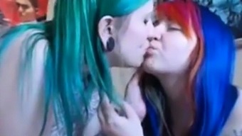webcam lesbian kiss me