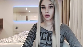 Transsexual webcam slut is ready for some good cock jerking