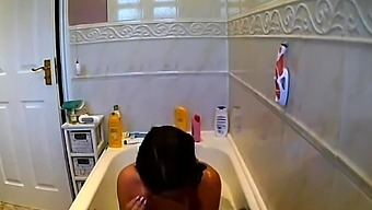 Stepmom shaving her pussy in bath