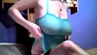 Big hanging tits on webcammilf
