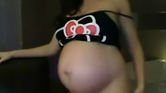 Big nippled pregnant hottie on cam
