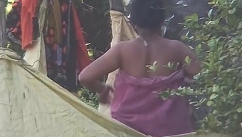 Suhana Bengali Bhabhi Bathing Video