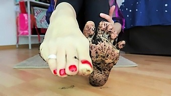 Pantyhosed foot fetishist satisfies her anal needs on webcam 