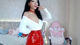 Petite Korean babe sexy lap dance