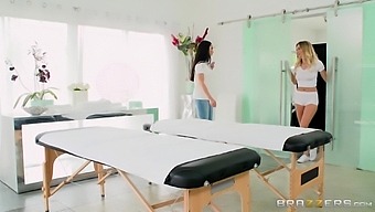 Splendid babes Natalia Starr and Crystal Rush have FFM during a massage
