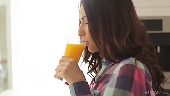 Michaela Isizzu - Orange Juice