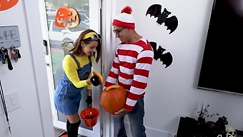 Thirsty babe comes trick or treating and ends up getting fucked