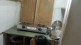 Devar bhabhi&rsquo;s sex video in kitchen with saree dress