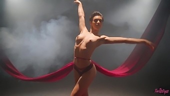 Thin ballerina reveals authentic erotic solo dance on cam