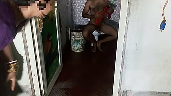 Maa Ne Bete Ko Bathroom Me Bra-Panty Se Land Hilate Pakda Fir Apni Choot Chudayi  