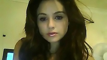 Hot teen masturbating her pussy on webcam SD