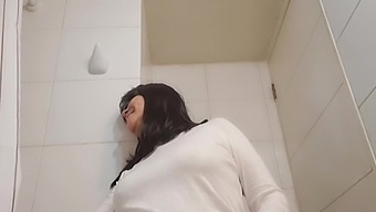 Mature woman enjoys a steamy bathroom romp with a facial finish