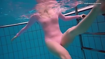 Babe in pink swimsuit Liza Bubarek strips naked underwater