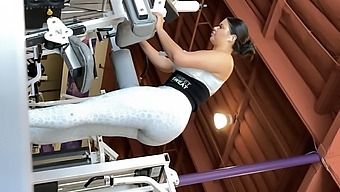 Latina babe with big booty takes it in the gym