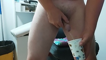 Amateur gay guy indulges in anal masturbation, drinking lots of piss and finishing with a pizza