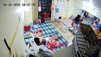 Asian amateur: Amateur girls in a Chinese dorm room